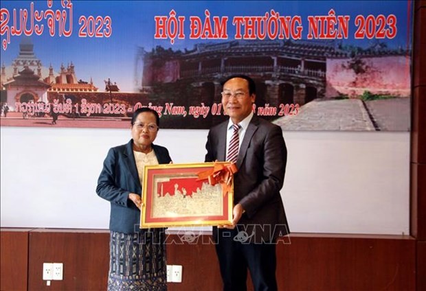 Vietnamese, Lao provinces tighten friendship, cooperation