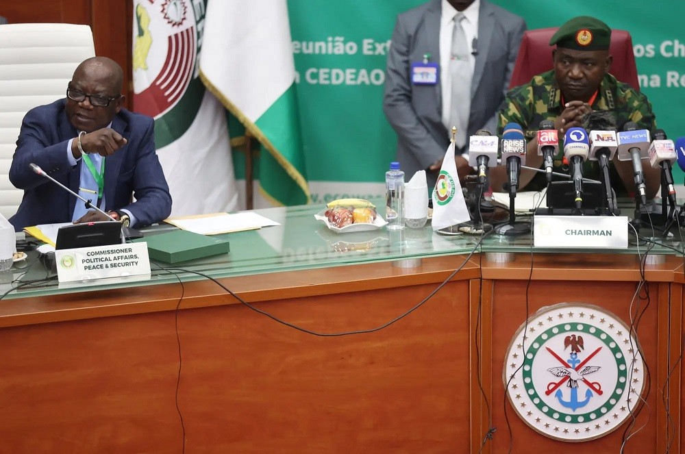 (08.03) Ủy viên của ECOWAS Abdel-Fatau Musah (bên trái) cho biết khối đã cử một phái đoàn tới Niger để đàm phán. (Nguồn: AFP)