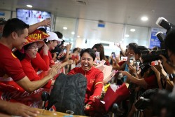 World Cup nữ 2023: Xúc động hình ảnh đội tuyển nữ Việt Nam trở về trong vòng tay người hâm mộ