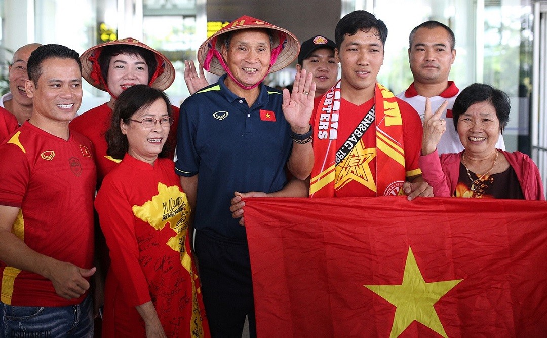 World Cup nữ 2023: Xúc động hình ảnh đội tuyển nữ Việt Nam trở về trong vòng tay người hâm mộ