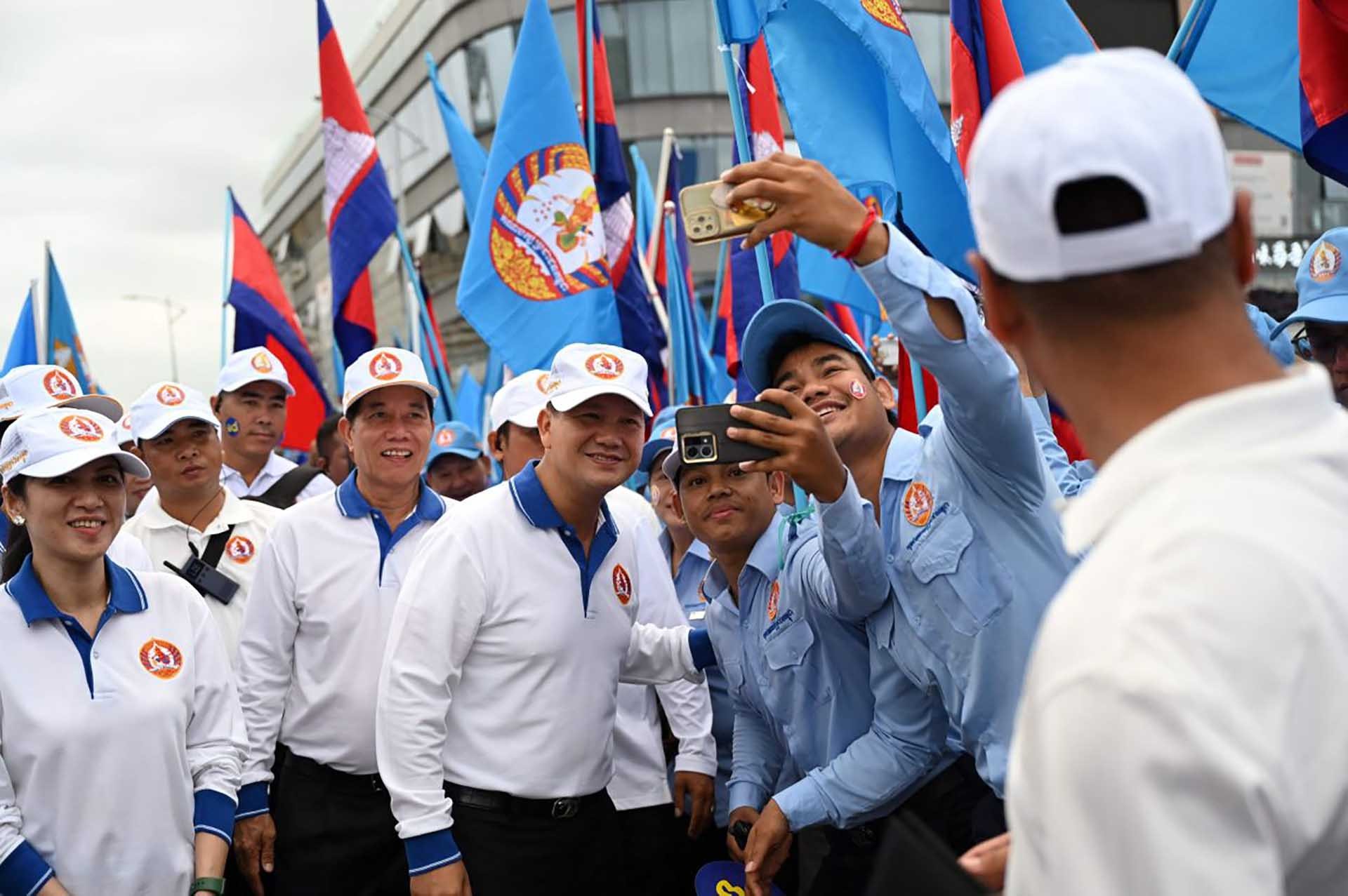 Ông Hun Manet chụp ảnh cùng đảng viên và người ủng hộ Đảng Nhân dân Campuchia (CPP)  tại chiến dịch vận động tranh cử vừa qua. (Nguồn: AFP)