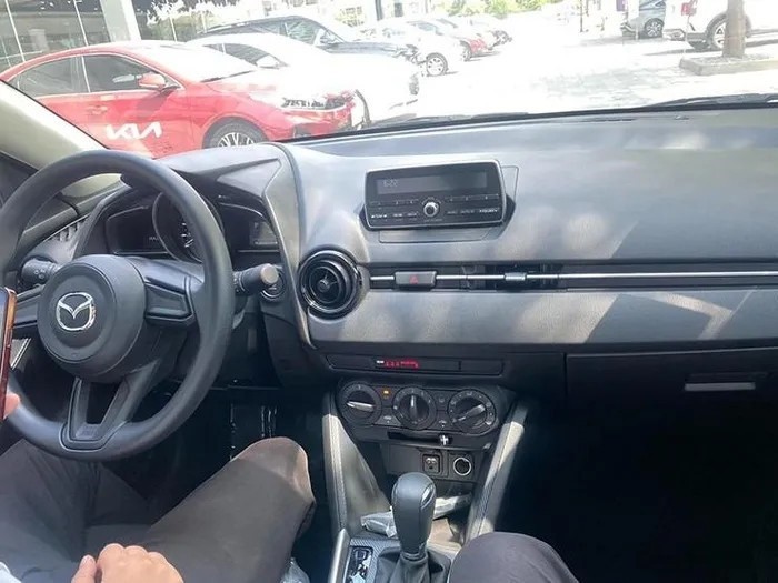 Trang bị nội thất Mazda 2 2023 khá đơn giản