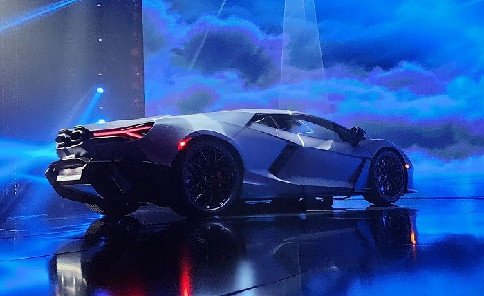 Siêu xe hybrid Lamborghini Revuelto có giá khởi điểm quy đổi gần 32 tỷ đồng.