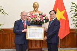 Bộ trưởng Ngoại giao Bùi Thanh Sơn trao Huân chương Hữu nghị cho Tiến sỹ Kambiz Ghawami