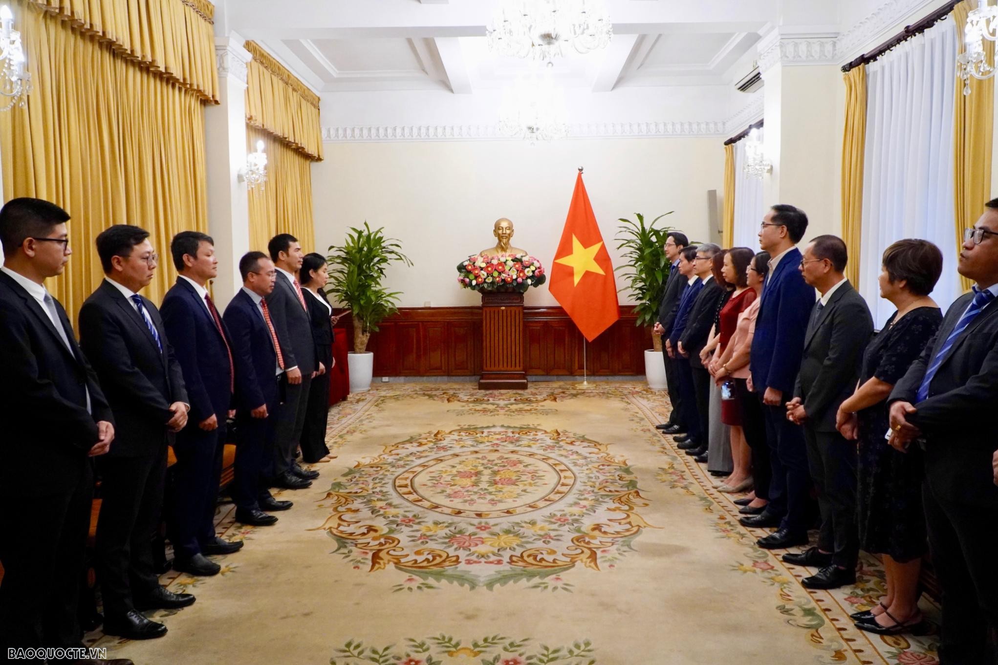 Thứ trưởng Ngoại giao Đỗ Hùng Việt trao quyết định tiếp nhận, điều động 6 cán bộ lãnh đạo cấp Vụ.