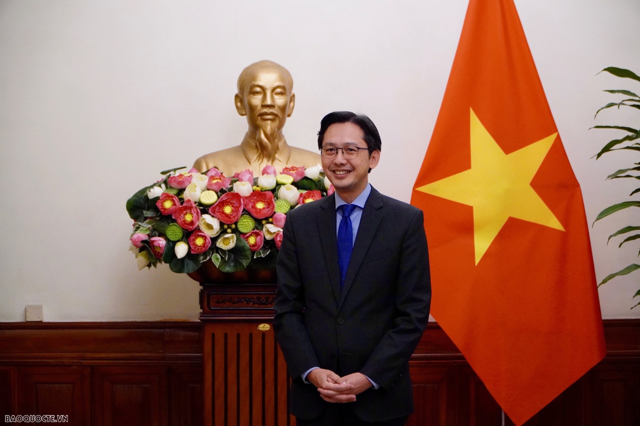 Thứ trưởng Ngoại giao Đỗ Hùng Việt trao quyết định tiếp nhận, điều động 6 cán bộ lãnh đạo cấp Vụ.