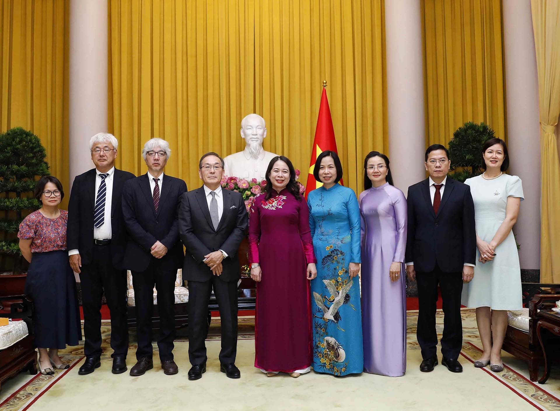 Phó Chủ tịch nước Võ Thị Ánh Xuân với các đại biểu. (Nguồn: TTXVN)