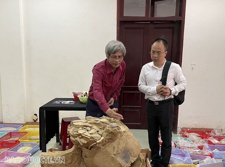 TS. Đoàn Ngọc Khôi (bên trái), Phó Giám đốc Bảo tàng Tổng hợp tỉnh Quảng Ngãi chia sẻ về văn hóa Sa Huỳnh. (Ảnh: L.C)