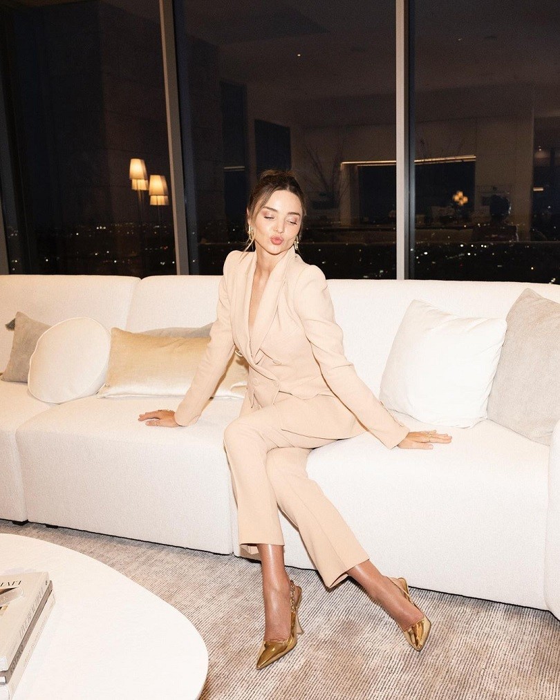 Cô lăng xê phong cách công sở trong một hoạt động cuối tháng 5. Giày slingback Louis Vuitton ăn ý khi đi kèm blazer và quần đồng điệu từ hãng Alex Perry. 