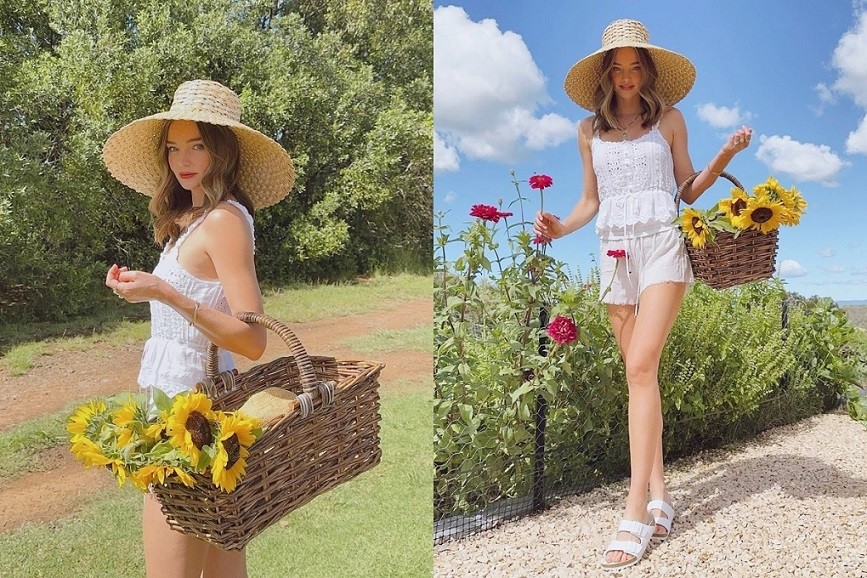 Trong Lễ Phục sinh hồi tháng 4, siêu mẫu đăng ảnh tận hưởng cuộc sống, ngắm hoa, dạo chơi ở trang trại. Cô diện áo dây LoveShackFancy, dép bệt Birkenstock, che chắn bằng mũ cói. 