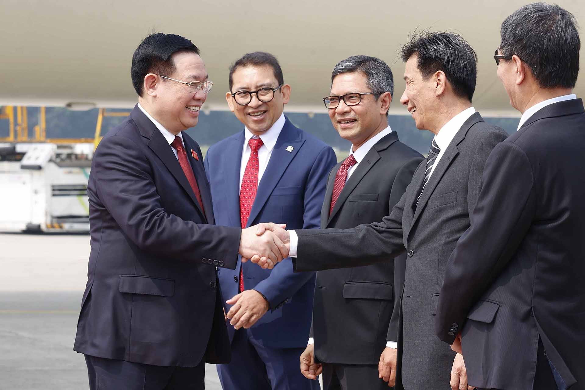 Đại sứ Việt Nam tại Indonesia Tạ Văn Thông đón Chủ tịch Quốc hội Vương Đình Huệ tại Sân bay quốc tế Soekarno Hatta, thủ đô Jakarta. (Nguồn: TTXVN)