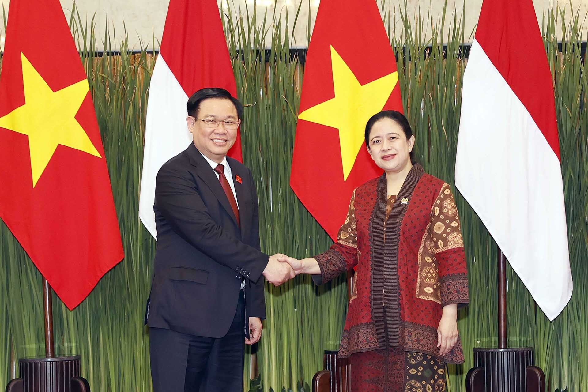 Chủ tịch Quốc hội Vương Đình Huệ và Chủ tịch Hạ viện Indonesia Puan Maharani. (Nguồn: TTXVN)