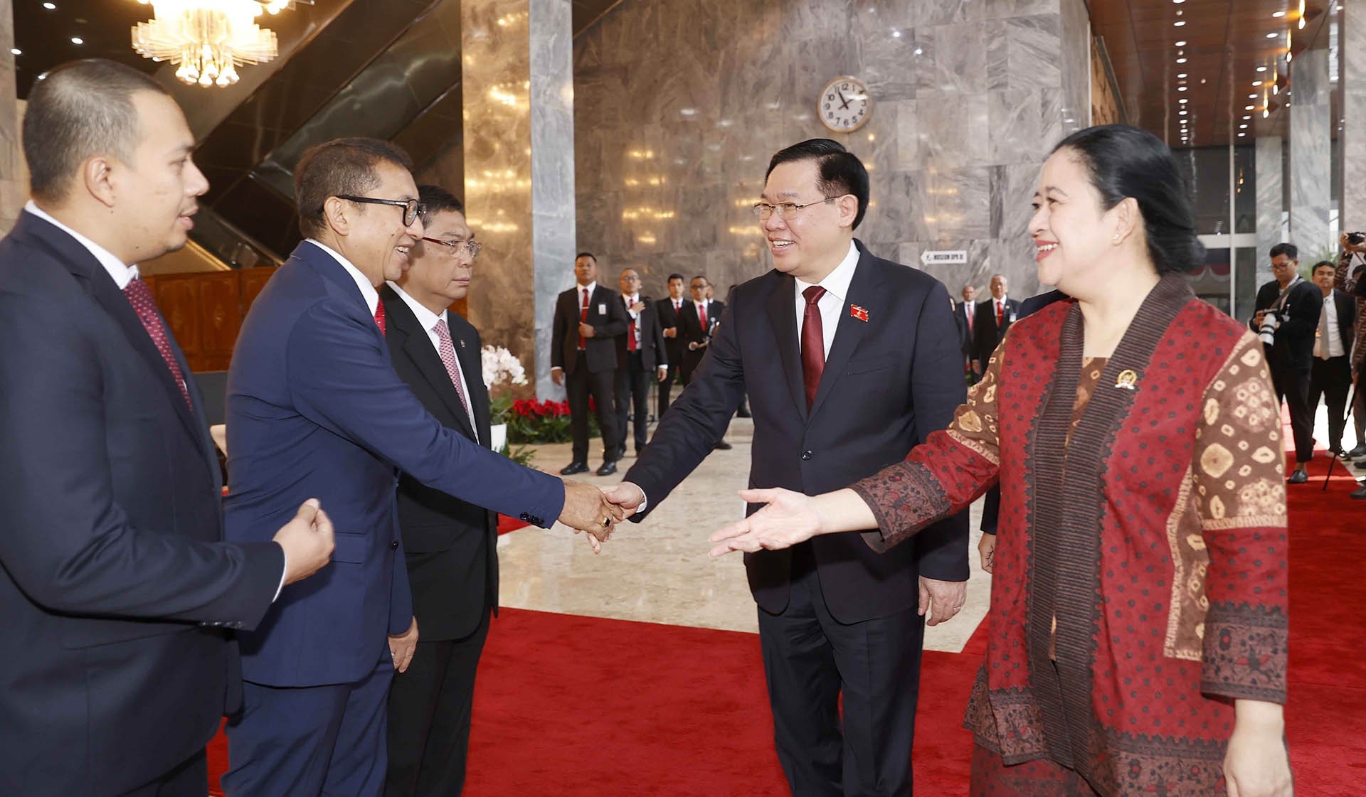 Chủ tịch Quốc hội Vương Đình Huệ và Chủ tịch Hạ viện Indonesia Puan Maharani với đại biểu. (Nguồn: TTXVN)