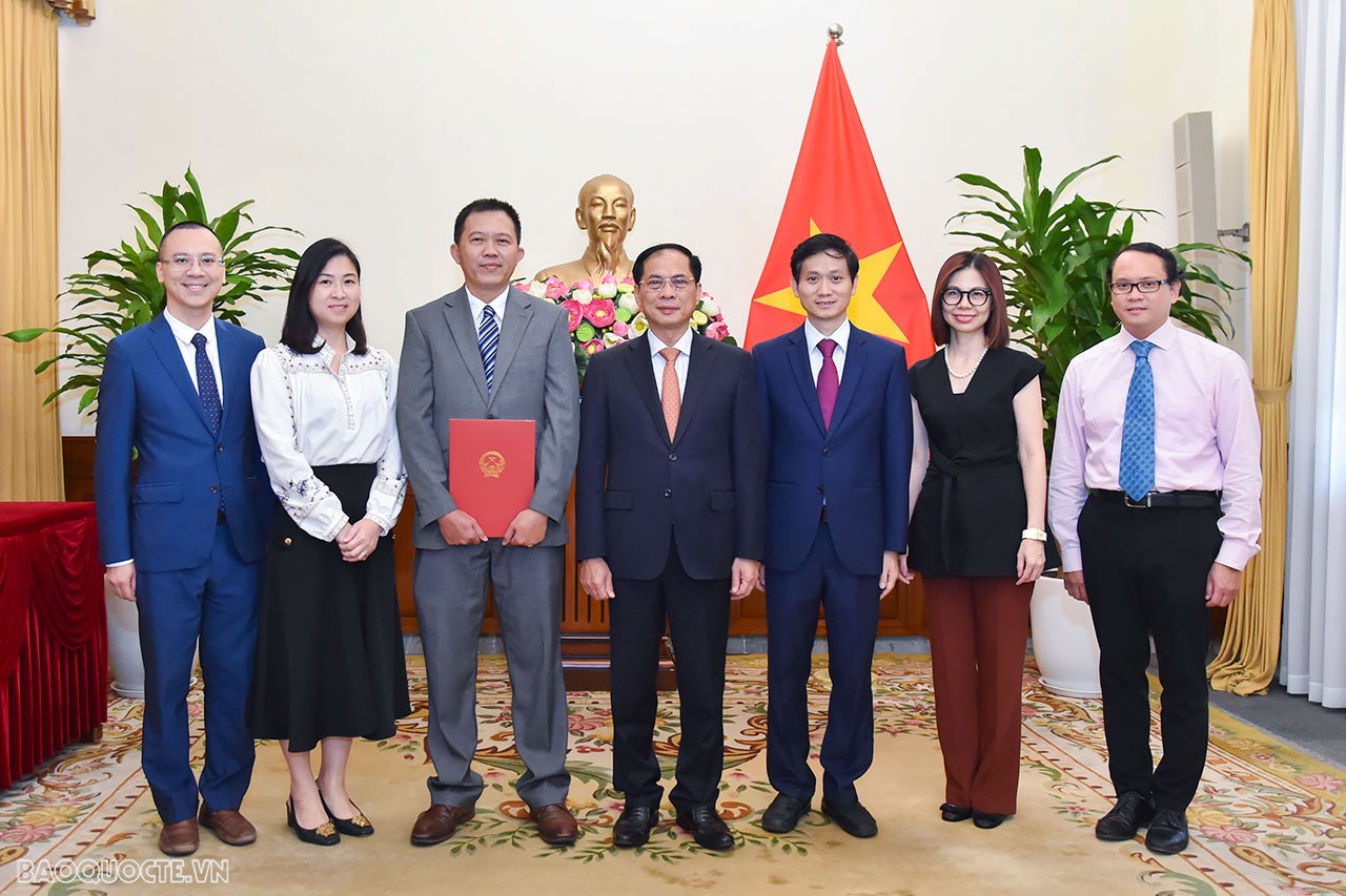 Tham dự buổi lễ trao quyết định có đồng chí Nguyễn Hoài Nam, Vụ trưởng-Chánh Văn phòng Bộ và thủ trưởng các đơn vị có liên quan của Bộ Ngoại giao.