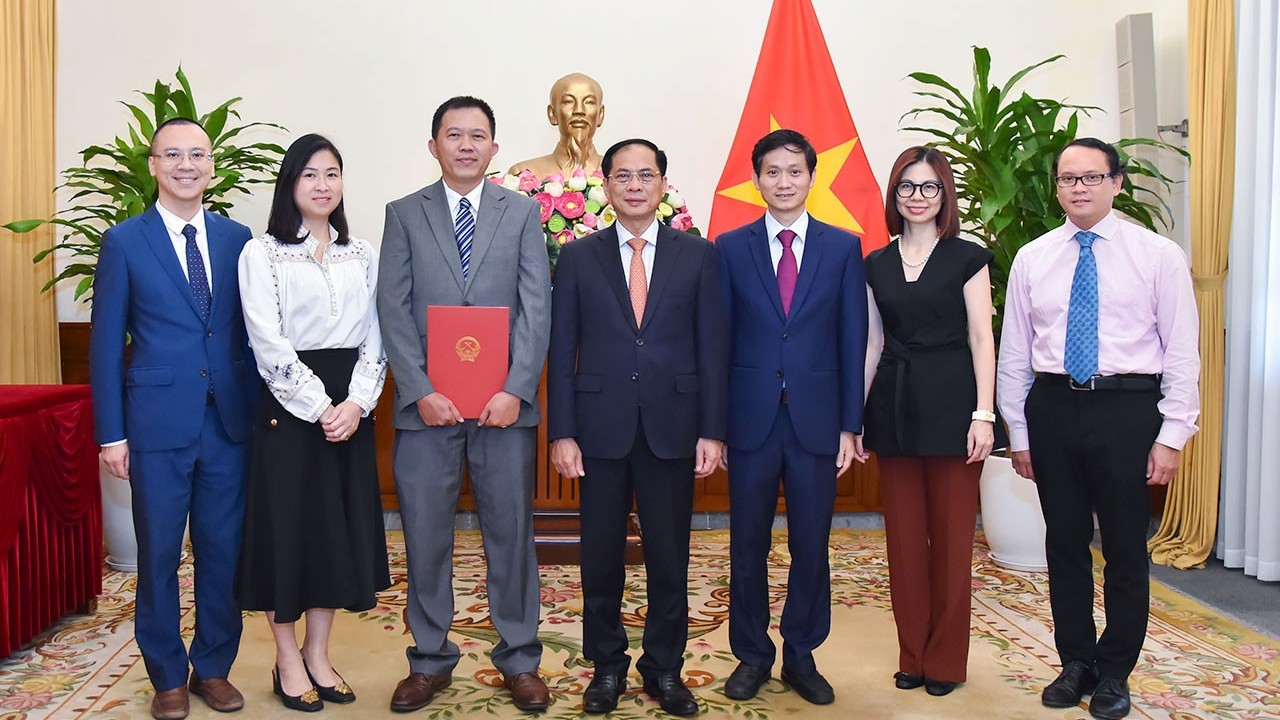 Bộ trưởng Ngoại giao Bùi Thanh Sơn trao quyết định bổ nhiệm Cục trưởng Cục Ngoại vụ