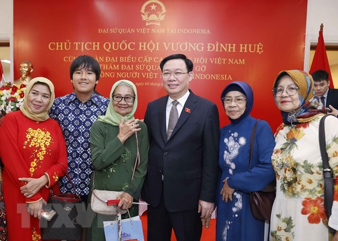 Chủ tịch Quốc hội Vương Đình Huệ gặp mặt bà con người Việt tại Indonesia