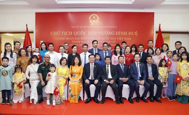 Chủ tịch Quốc hội Vương Đình Huệ với cộng đồng người Việt Nam tại Indonesia. 