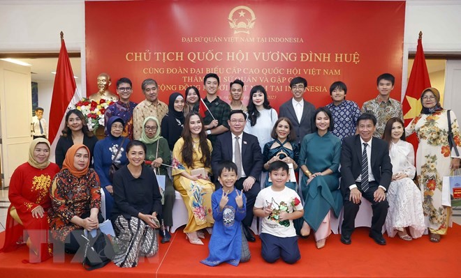 Chủ tịch Quốc hội Vương Đình Huệ gặp mặt bà con người Việt tại Indonesia