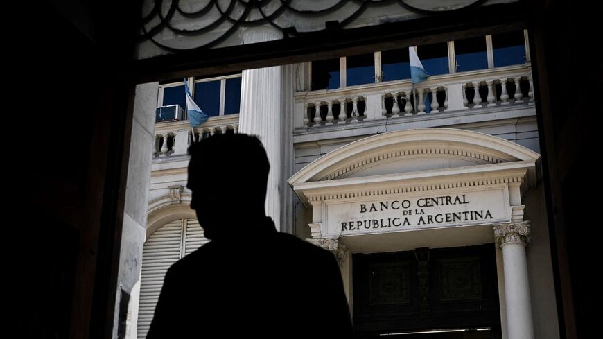 Người đàn ông đứng trước Ngân hàng Trung ương Argentina ở Buenos Aires, ngày 15/5/2023. (Nguồn: Getty Images)
