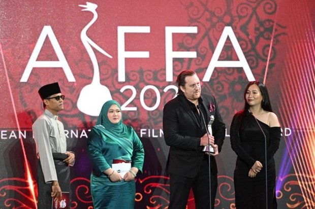 Đạo diễn Aron Toronto và biên kịch Nhã Uyên lên sân khấu nhận giải thay cho Kim B. (Ảnh: Ban tổ chức cung cấp) Việt Nam giành giải ‘Nữ diễn viên phụ xuất sắc nhất’ tại Liên hoan Phim quốc tế ASEAN