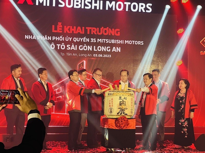 Đại diện hãng Mitsubishi Motor, Mitsubishi Long an và Khách mới đánh trống chính thức khai trương.