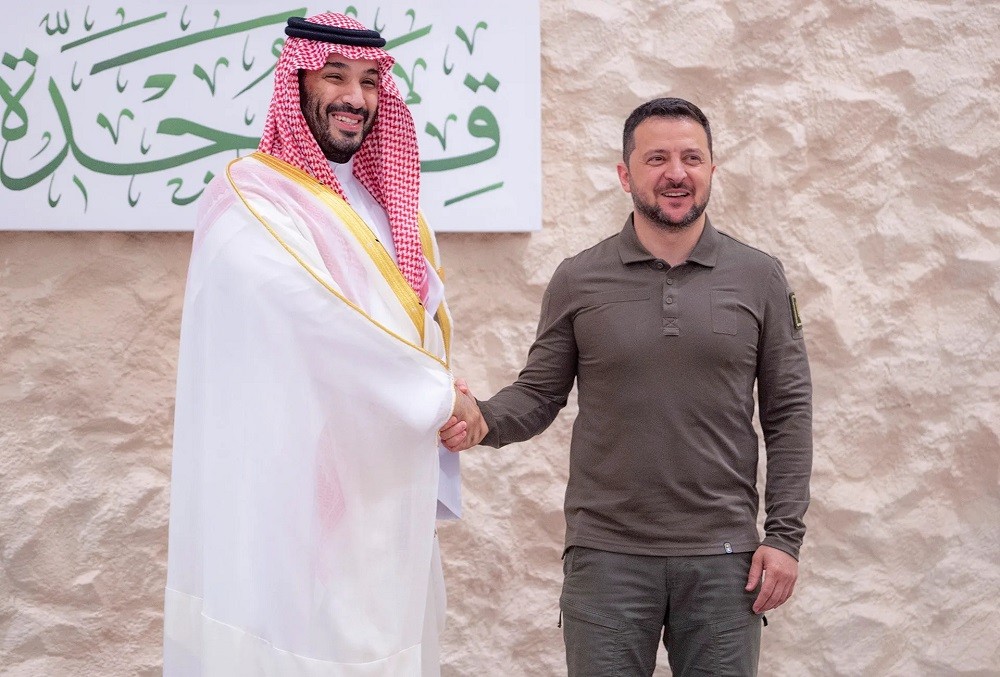 (08.05) Tổng thống Ukraine Volodymyr Zelensky (phải) trong chuyến thăm Saudi Arabia, gặp gỡ Thủ tướng nước chủ nhà, Thái tử Mohammed Bin Salman hồi tháng Năm. (Nguồn: SPA)