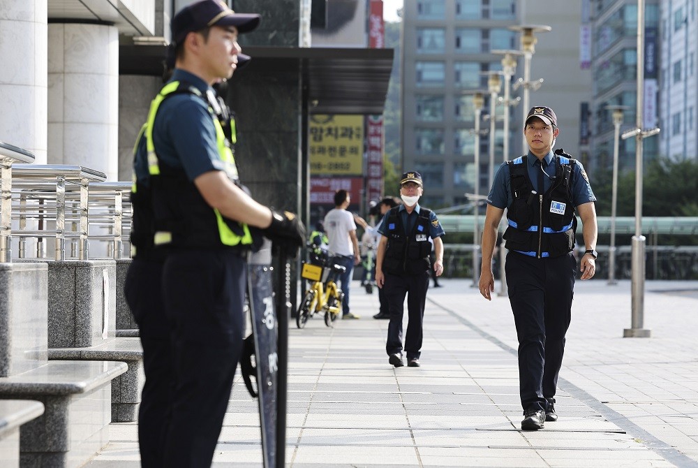 (08.05) Cảnh sát Hàn Quốc tuần tra tại nhiều địa điểm trên cả nước để ngăn chặn các vụ tấn công bằng dao. (Nguồn: AP)