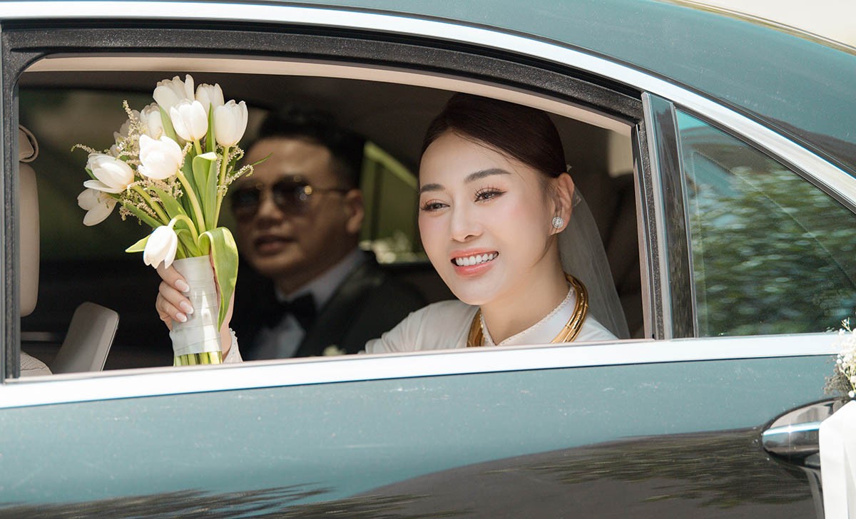 Sau đó là lễ rước dâu trên xe sang. Phương Oanh chính thức về nhà chồng sau khi hoàn tất thủ tục đăng ký kết hôn giữa tháng 6 và làm lễ ăn hỏi chính thức theo nghi lễ truyền thống. (Nguồn: Vietnamnet)