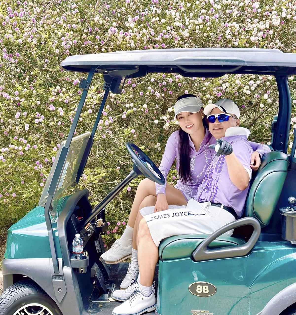 Cặp vợ chồng diện đồ đôi đi chơi golf tại Mỹ. Trước khi thành đôi, Phương Oanh và Shark Bình nhiều lần đi chơi golf tại sân trong nước. (Nguồn: VIetnamnet)