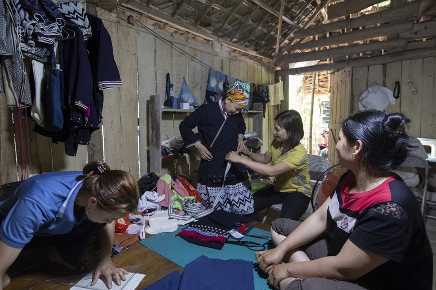 Brocade from the Dao Tien ethnic minority group in Sung village have found favour among visitors from far and wide. (Photo: VNA)