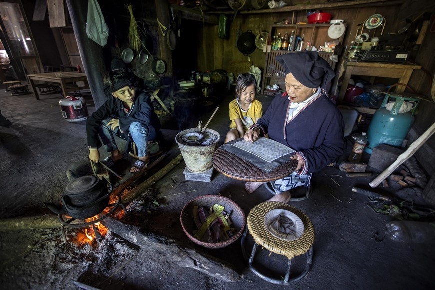 Skills in beeswax printing have been handed down through the generations. (Photo: VNA)