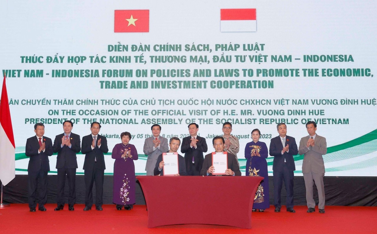 Chủ tịch Quốc hội Vương Đình Huệ chứng kiến Lễ ký kết thoả thuận giữa Tổng Công ty Hàng hải Việt Nam và PT. VIREMA IMPEX về hợp tác thương mại và vận tải than. (Nguồn: TTXVN)