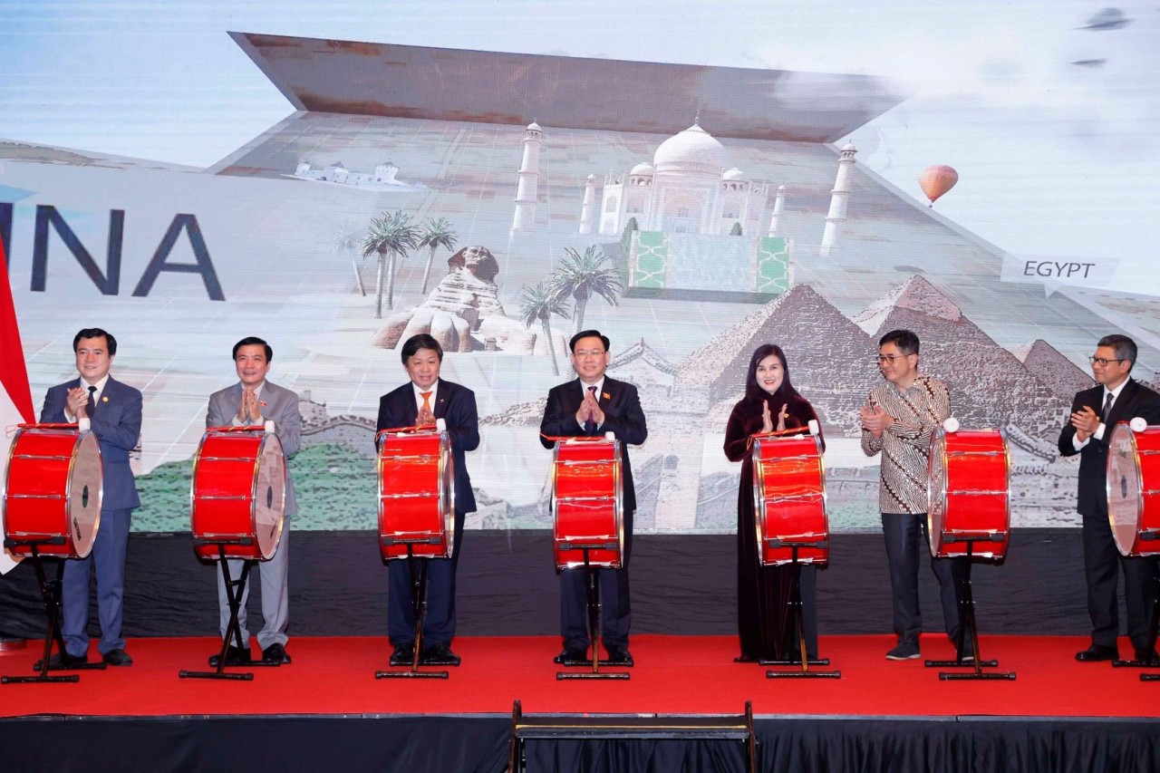 Chủ tịch Quốc hội Vương Đình Huệ và đại biểu thực hiện nghi thức khai trương đường bay thẳng Tp. Hồ Chí Minh-Jakarta. (Nguồn: TTXVN)