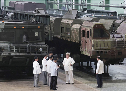 Nhà lãnh đạo Triều Tiên Kim Jong Un thị sát một nhà máy sản xuất vũ khí. (Nguồn: KCNA)