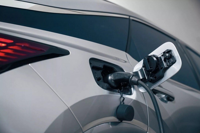 Lexus RX 450h+ có thể tăng tốc từ 0-96km/h trong 6,2 giây, tốc độ tối đa đạt 200km/h.