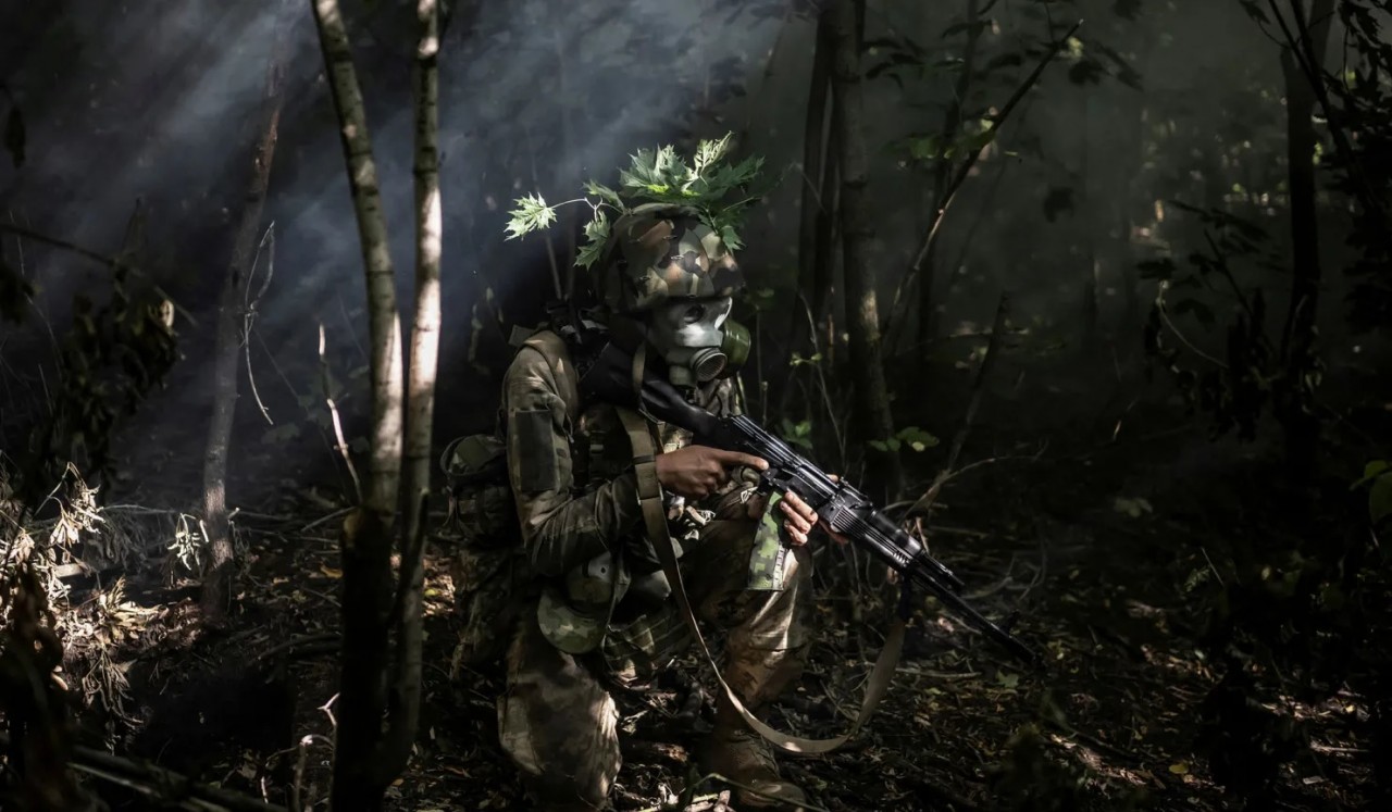 Quân nhân Ukraine thuộc Lữ đoàn Thủy quân lục chiến riêng biệt số 35 tham gia cuộc tập trận quân sự gần tiền tuyến ở vùng Donetsk, Ukraine, ngày 31/7. (Nguồn: Reuters)