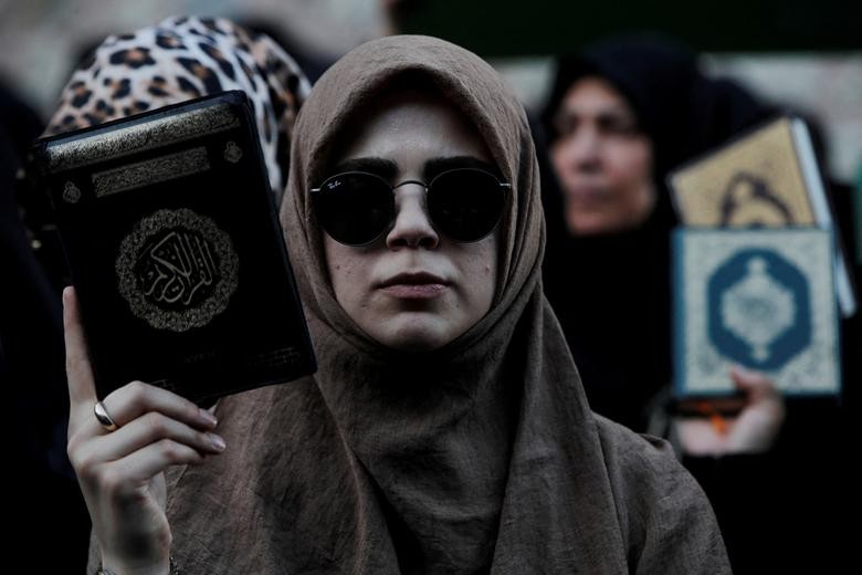 Người dân cầm các bản sao kinh Quran khi tham gia biểu tình bên ngoài Tổng lãnh sự quán Thụy Điển ở Istanbul, Thổ Nhĩ Kỳ, ngày 30/7. Tuần qua, các cuộc biểu tình phản đối vụ đốt kinh Quran đã diễn ra tại Thổ Nhĩ Kỳ và nhiều nước có cộng đồng người Hồi giá