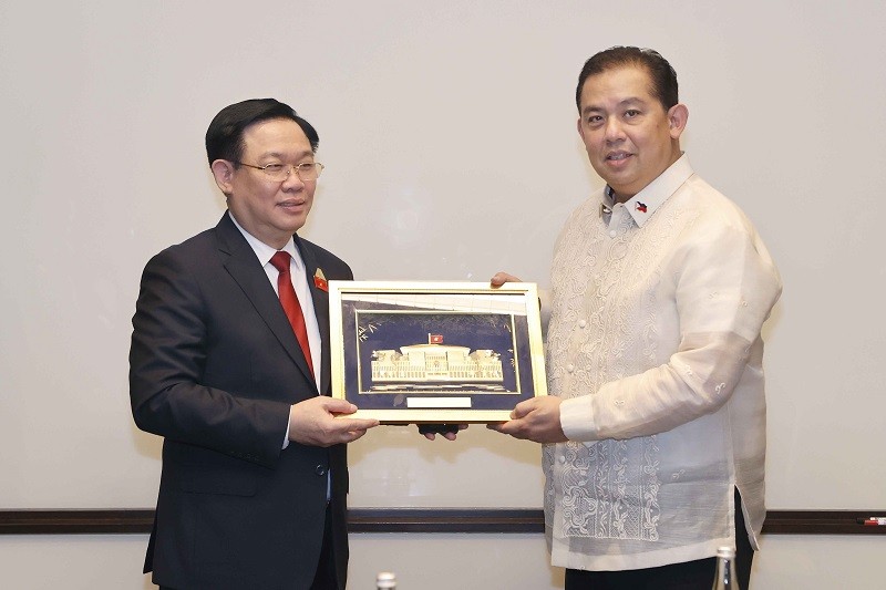 Chủ tịch Quốc hội Vương Đình Huệ và Chủ tịch Hạ viện Philippines Martin Romualdez cùng các đại biểu chụp ảnh lưu niệm . Ảnh: Doãn Tấn - TTXVN