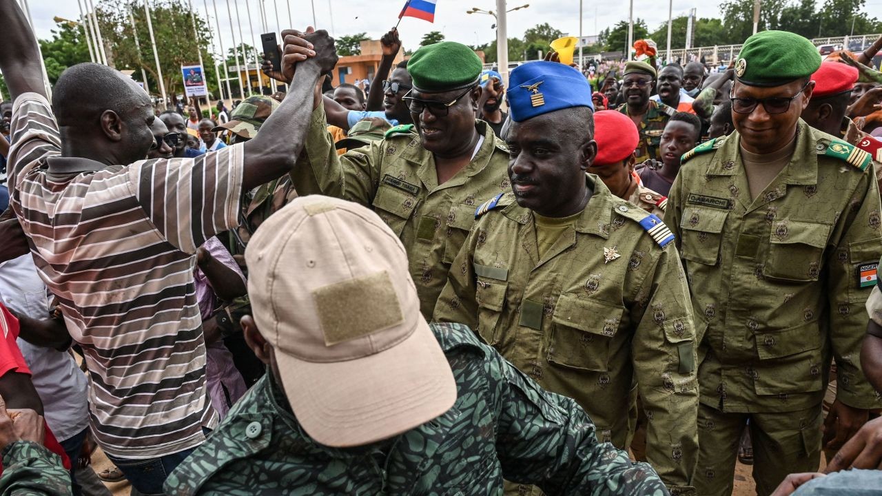 (08.07) Các tướng lĩnh của lực lượng đảo chính ở Niger và những người ủng hộ tại sân vận động Seini Kountché, thủ đô Niamey ngày 6/8. (Nguồn: AFP/Getty Images)