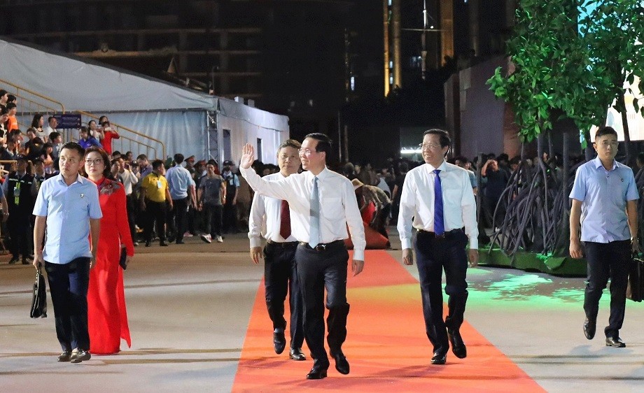 President Vo Van Thuong attends HCM City River Festival