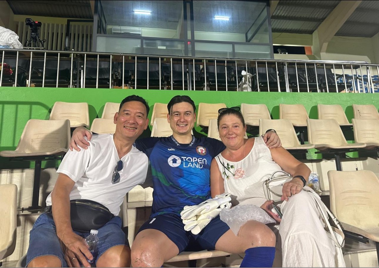 Thủ môn Đặng Văn Lâm và bố mẹ sau trận đấu CLB Bình Định vs Hà Tĩnh. (Nguồn: FBCN)
