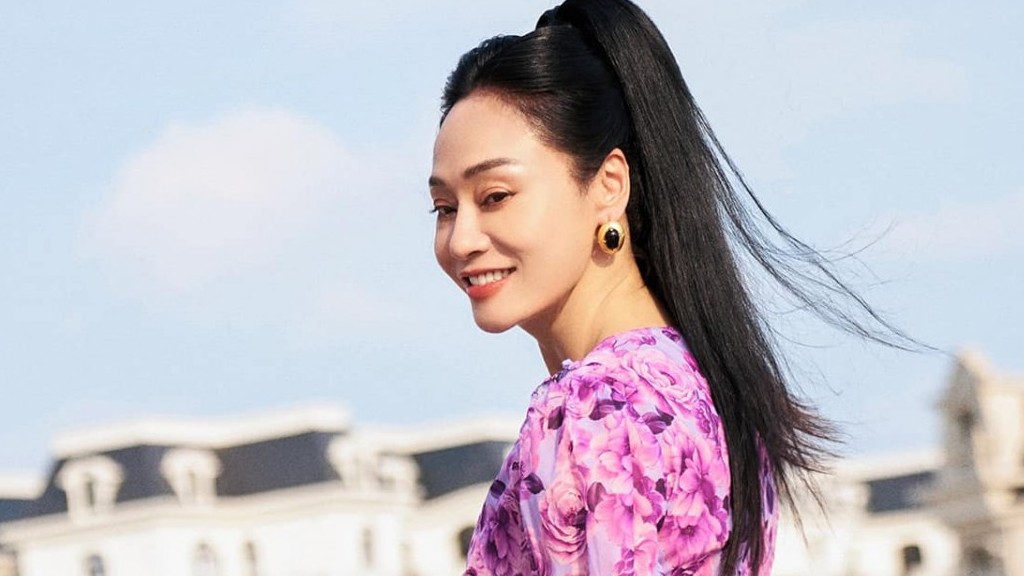 Sao Việt: Hoa hậu Mai Phương Thúy xinh đẹp, gợi cảm; Hari Won dịu dàng với sét hồng