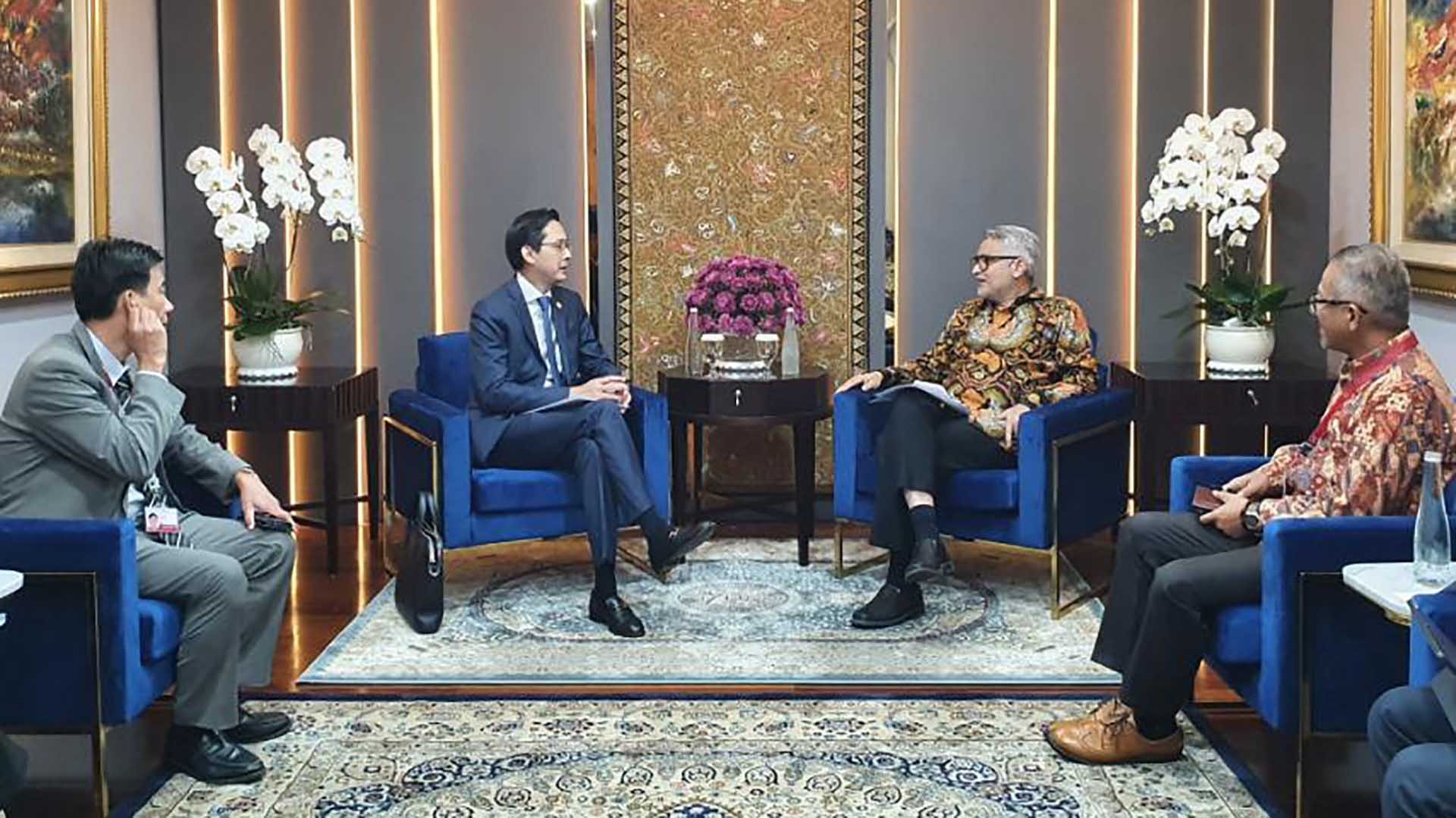 Thứ trưởng Ngoại giao Đỗ Hùng Việt làm việc với Thứ trưởng Ngoại giao Indonesia Abdul Kadir Jailani. Thứ trưởng Ngoại giao Đỗ Hùng Việt làm việc với Thứ trưởng Ngoại giao Indonesia Abdul Kadir Jailani.