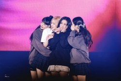 Nếu tái ký hợp đồng với YG, BlackPink sẽ thu về khoản tiền 'khủng' thế nào?