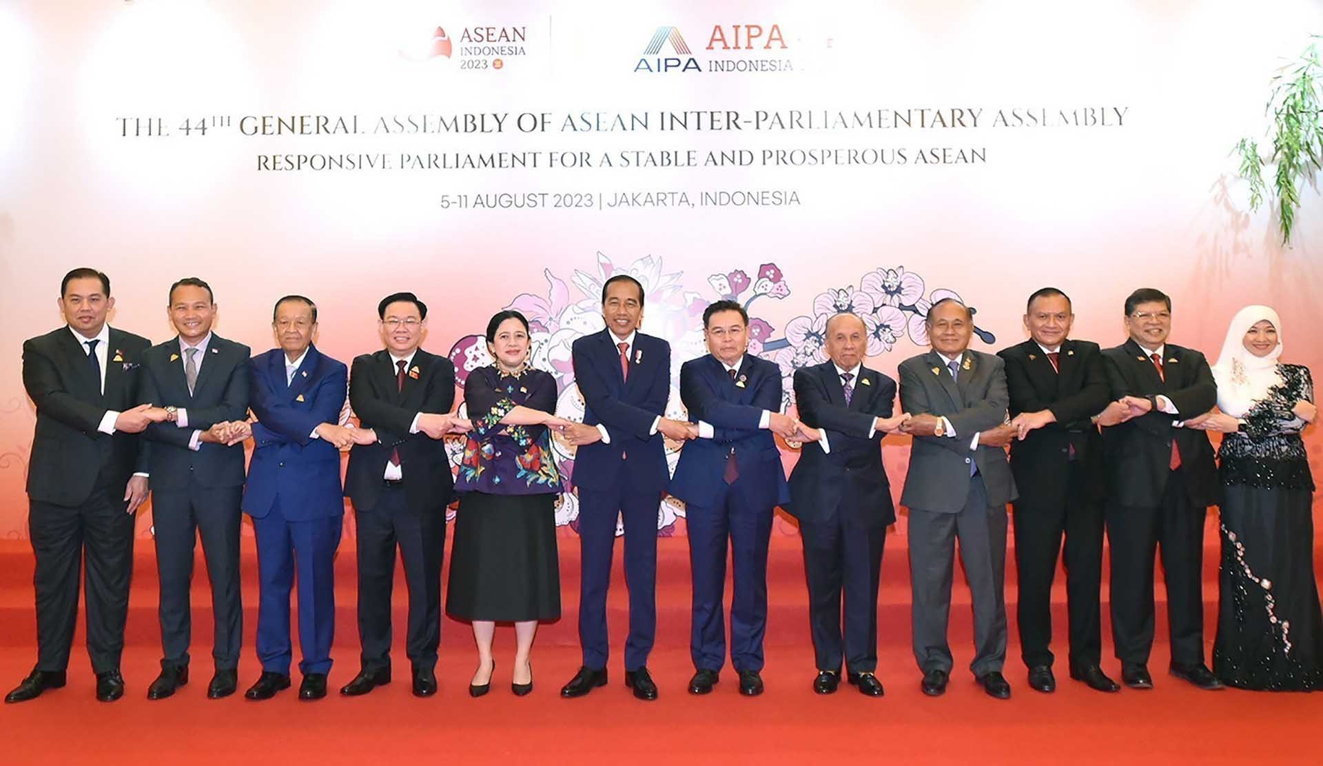 Chủ tịch Quốc hội Vương Đình Huệ và Tổng thống Indonesia Joko Widodo, Chủ tịch Hạ viện Indonesia, Chủ tịch AIPA 2023 Puan Maharani cùng đại biểu chụp ảnh lưu niệm. (Nguồn: TTXVN)