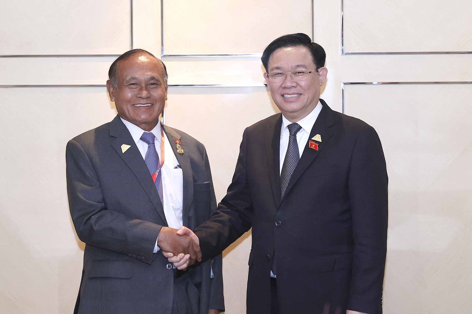Chủ tịch Quốc hội Vương Đình Huệ gặp Phó Chủ tịch Thượng viện Campuchia Kittisangkahabindit Tep Ngorn. (Nguồn: TTXVN)