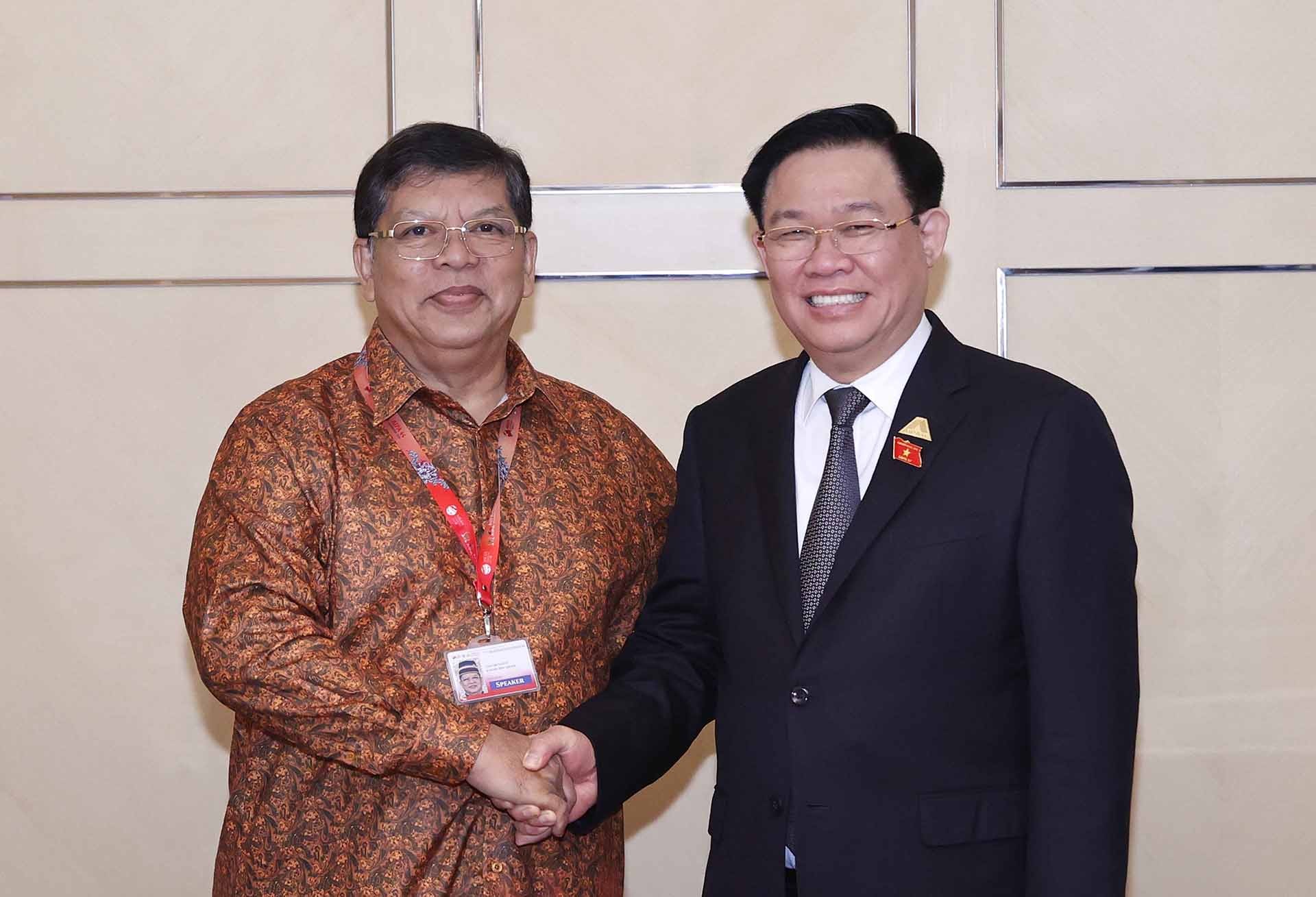 Chủ tịch Quốc hội Vương Đình Huệ gặp Chủ tịch Hạ viện Malaysia Tan Sri Dato’ Johari Bin Abdul. (Nguồn: TTXVN)