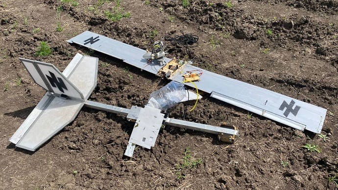 (08.08) UAV bị bắn hạ gắn biểu tượng của Azov, lực lượng theo chủ nghĩa dân tộc Ukraine bị Nga coi là tổ chức 'khủng bố'. (Nguồn Telegram)