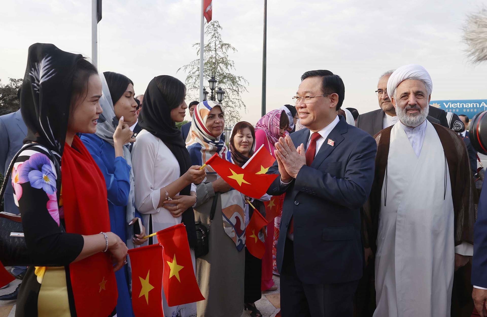 Cộng đồng người Việt tại Iran đón Chủ tịch Quốc hội Vương Đình Huệ tại Sân bay Mehrabad, thủ đô Tehran. (Nguồn: TTXVN)