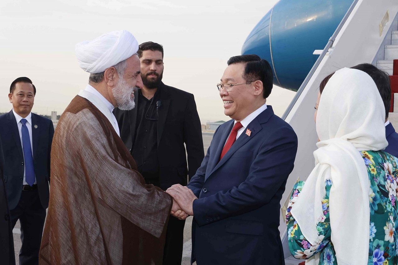 NA Chairman Vuong Dinh Hue arrived in Tehran, beginning official visit to Iran